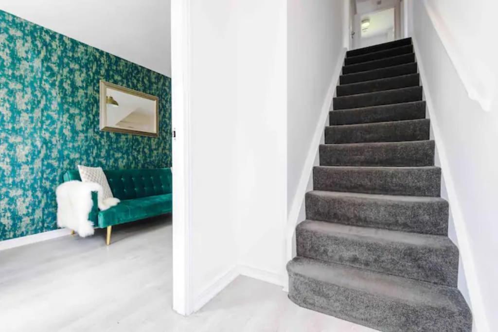 Spacious 5 Bedroom Home Hosted By Mcr Dens Manchester Exterior photo