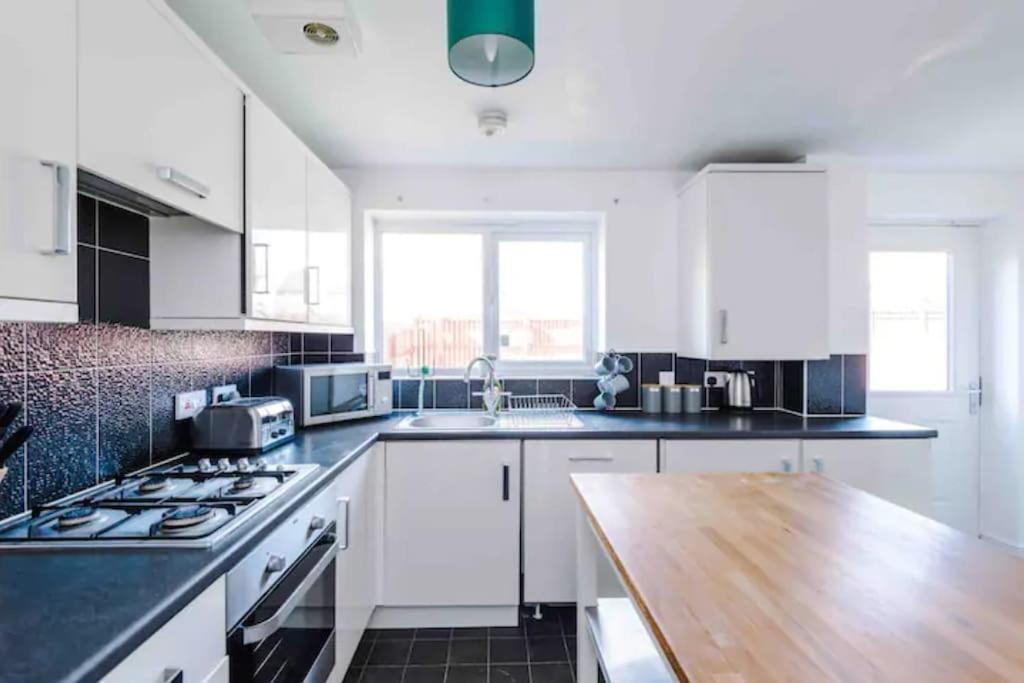 Spacious 5 Bedroom Home Hosted By Mcr Dens Manchester Exterior photo
